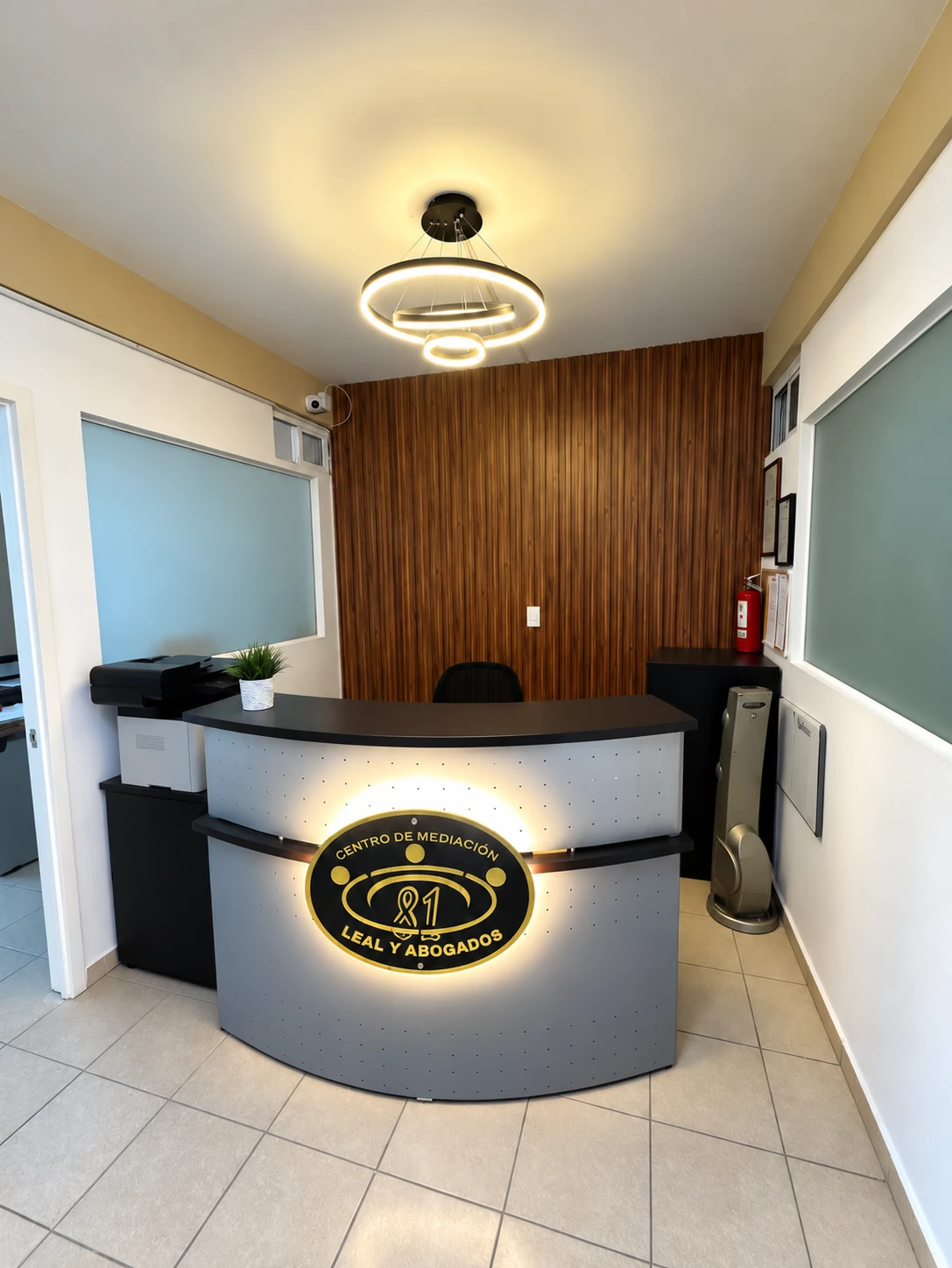Recepción del Centro de Mediación 81, con el logotipo iluminado al frente
